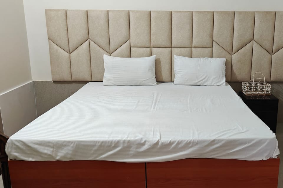 Standard Double Room | Desk, laptop workspace, free WiFi