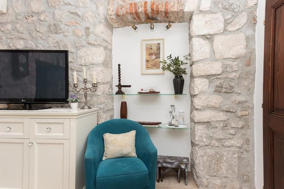Traditional Apartment, City View | Interior