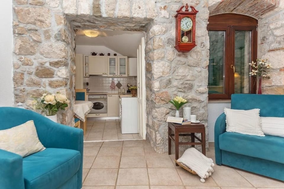 Traditional Apartment, City View | Interior