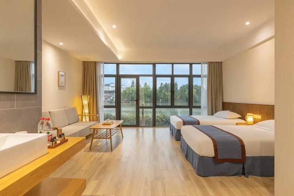  Bright Lake View Twin Room | Down comforters, blackout drapes, soundproofing, free WiFi