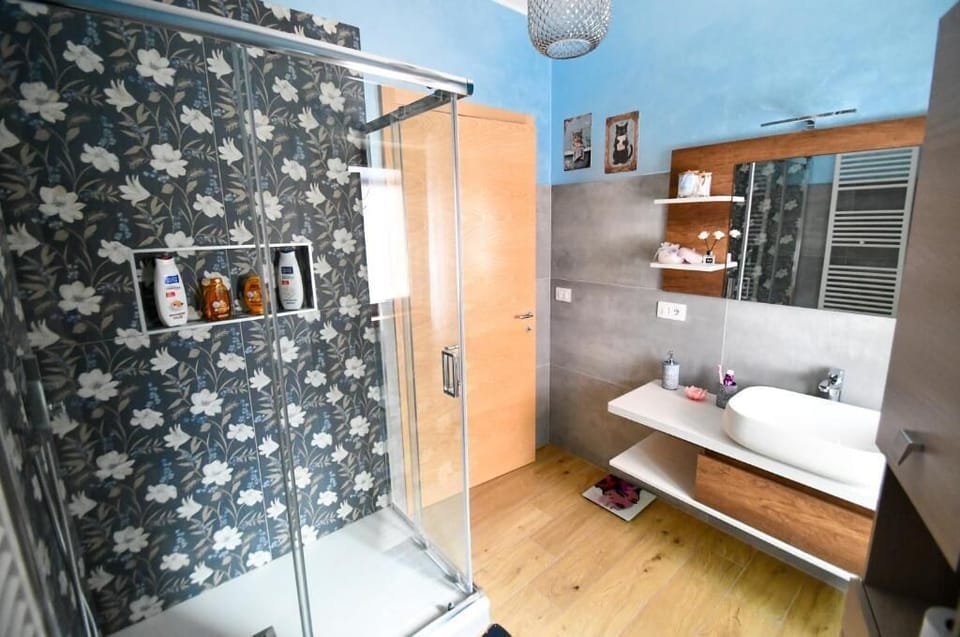 Comfort Apartment | Bathroom | Soap, shampoo, toilet paper