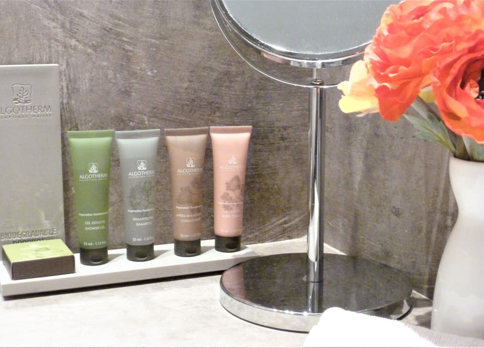 Superior Room, 1 King Bed, Pool Access, Ground Floor | Bathroom | Hair dryer, slippers, towels