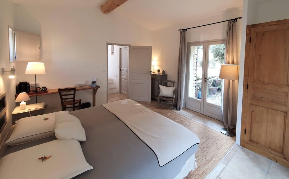Superior Room, 1 King Bed, Pool Access, Ground Floor | Premium bedding, pillowtop beds, in-room safe, individually decorated