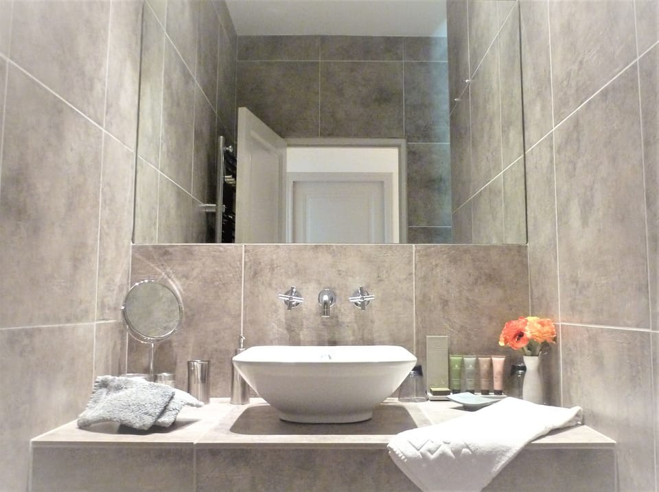 Superior Room, 1 King Bed, Pool Access, Ground Floor | Bathroom | Hair dryer, slippers, towels