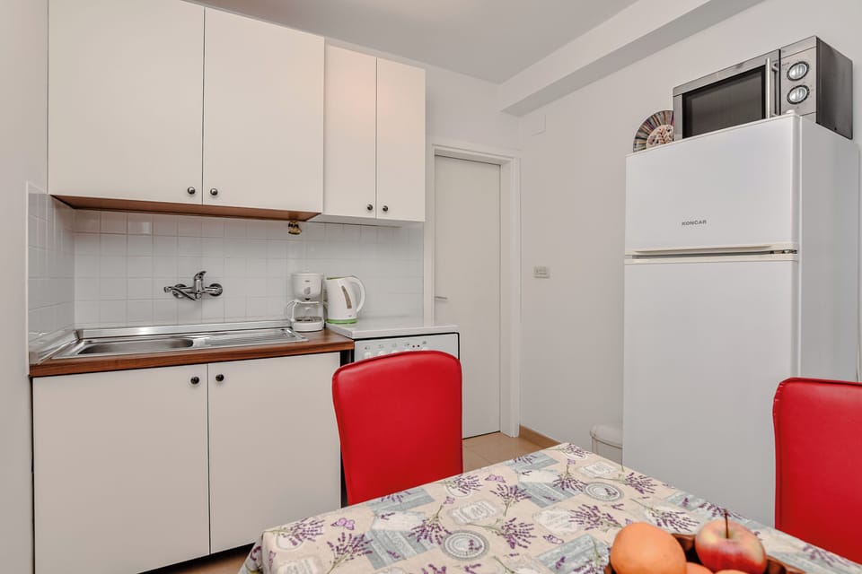 Classic Apartment, Garden View | Private kitchen | Full-size fridge, microwave, oven, stovetop
