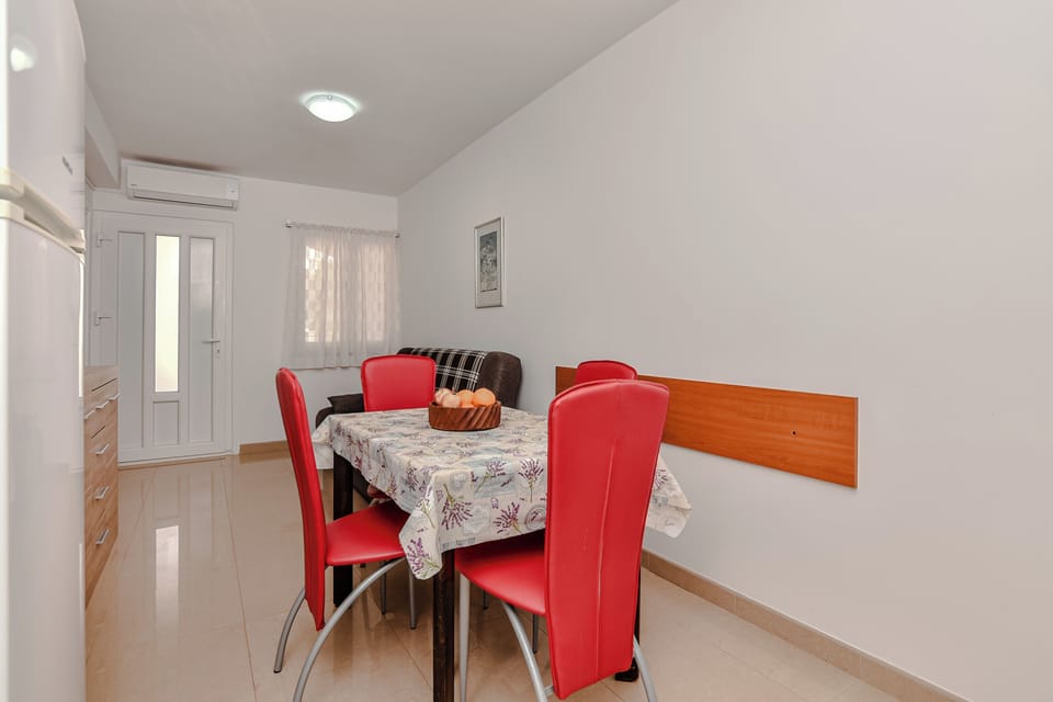 Classic Apartment, Garden View | In-room dining