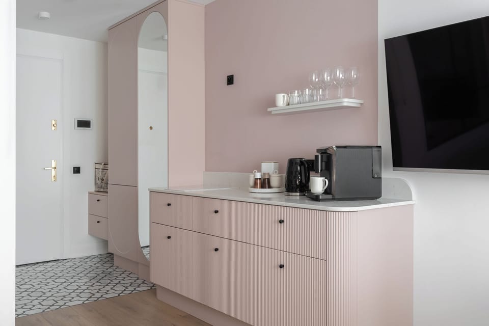 Deluxe Studio Suite, Courtyard View | Interior