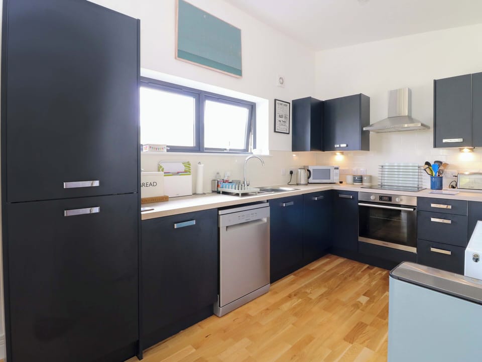 Dishwasher, cookware/dishes/utensils