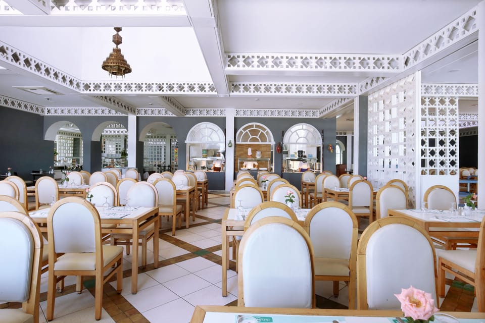 2 restaurants; breakfast, lunch, and dinner served