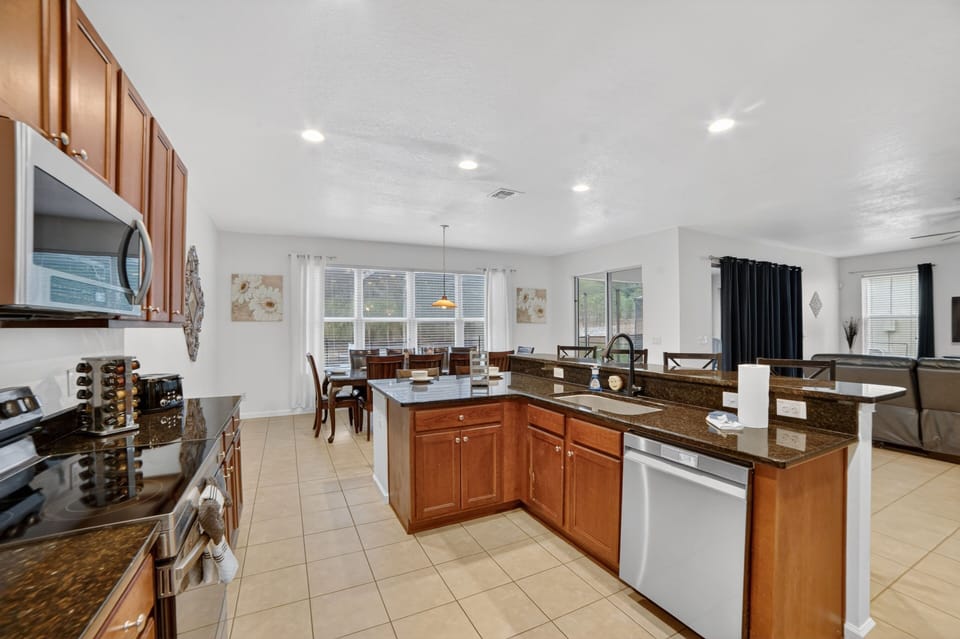 House, 6 Bedrooms | Private kitchen | Fridge, oven, coffee/tea maker, toaster