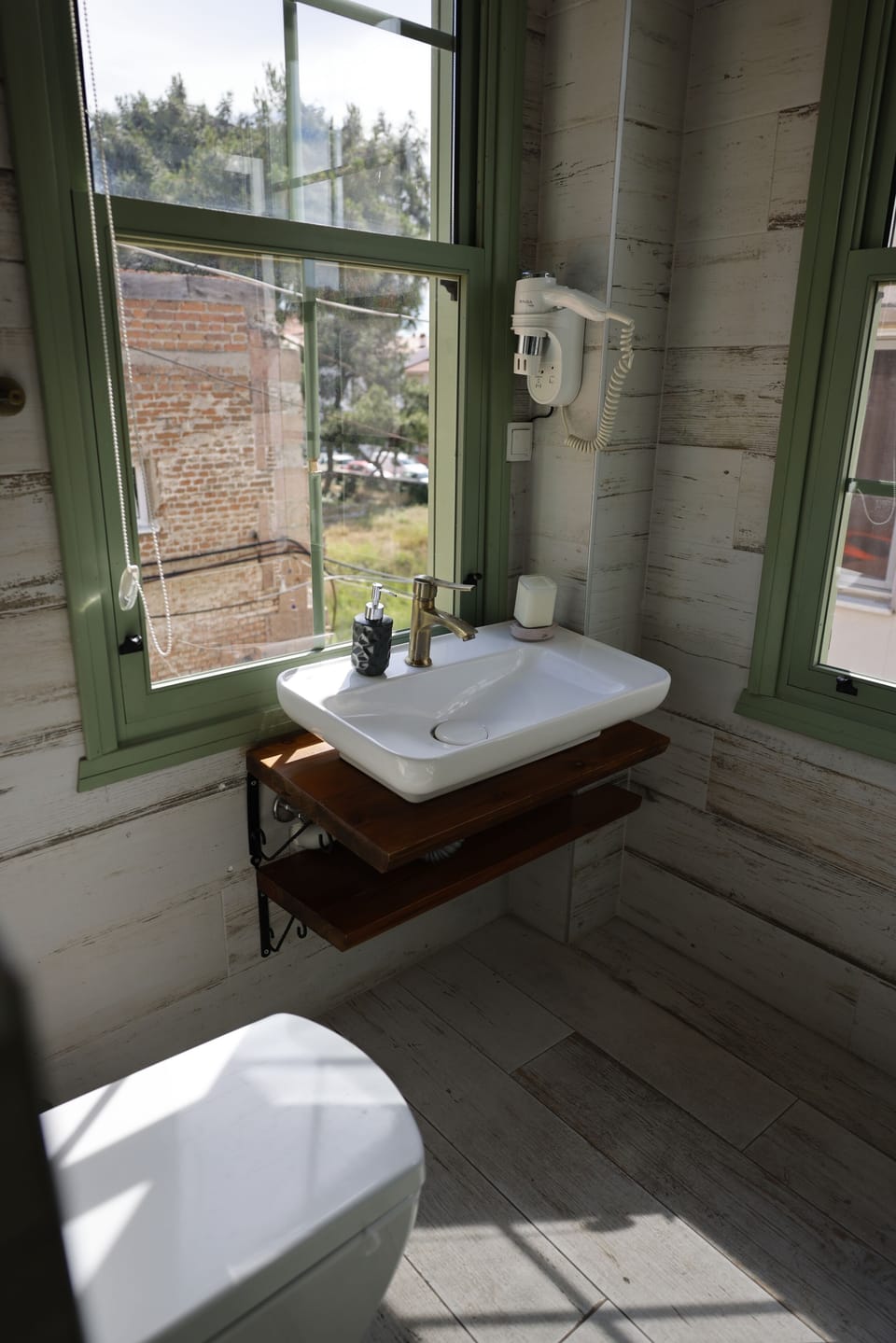 Deluxe Double Room | Bathroom | Shower, hair dryer, towels, soap