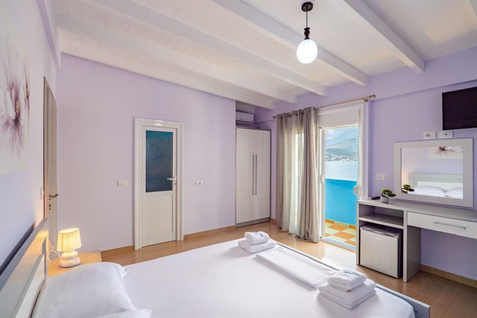 Classic Triple Room | Desk, free WiFi
