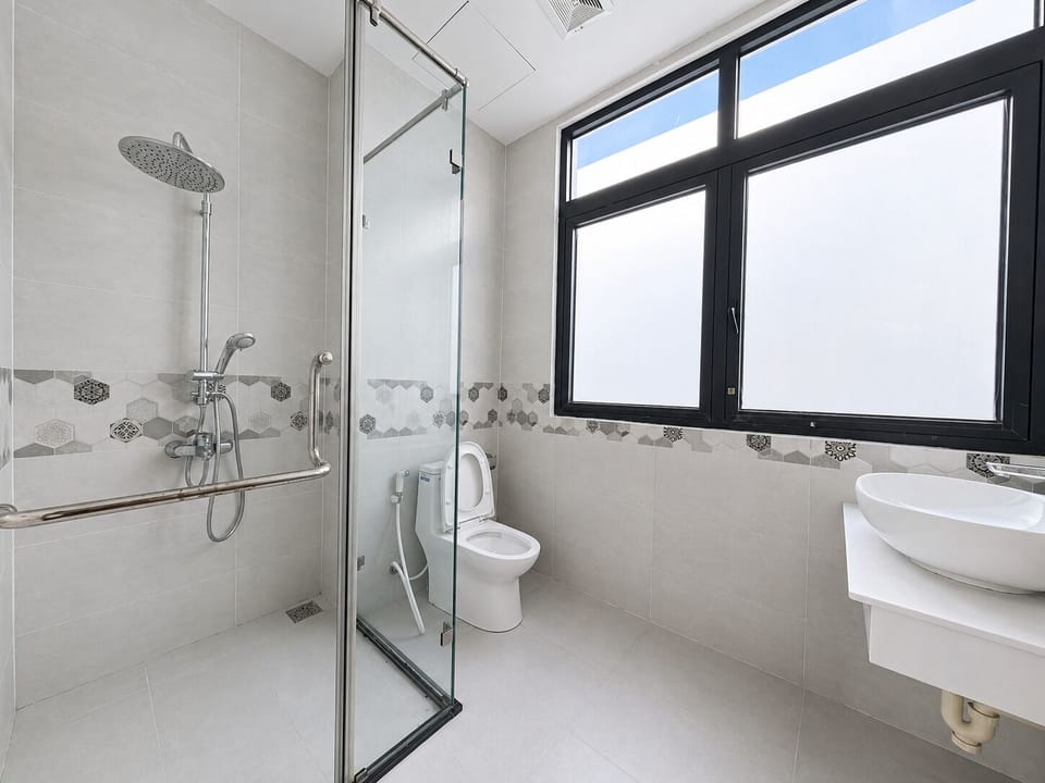 Family Room, Courtyard View | Bathroom | Shower, towels, soap, shampoo