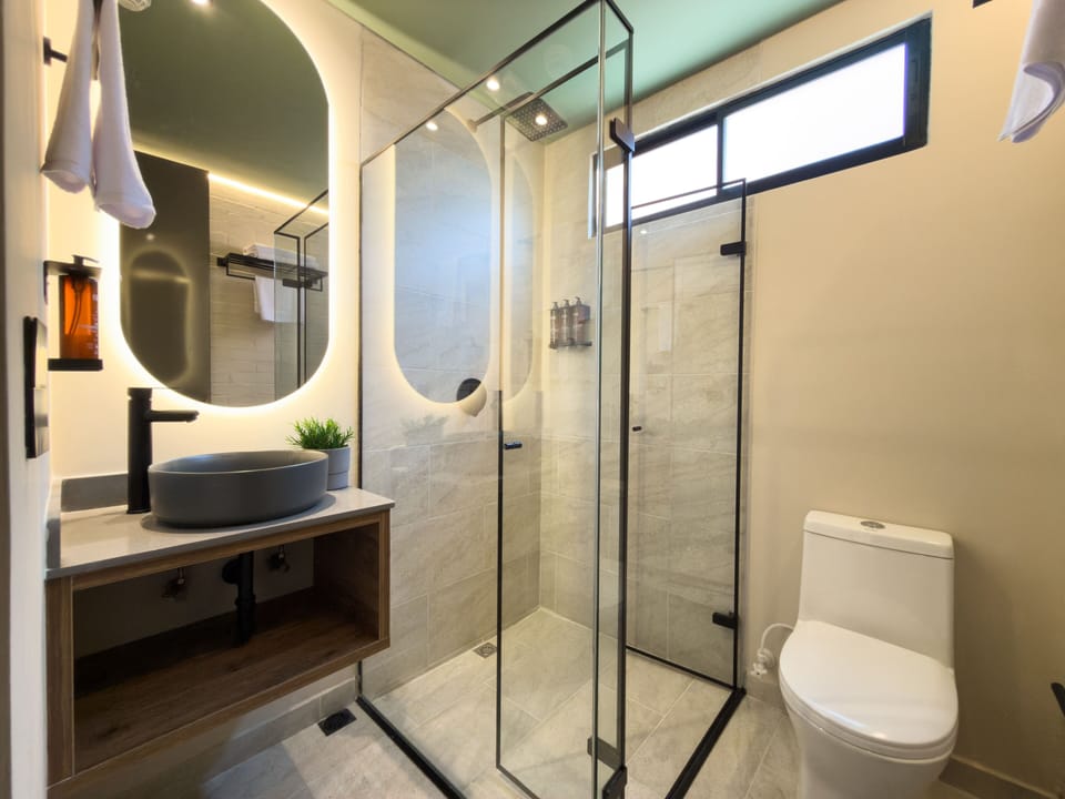 Standard Room | Bathroom | Shower, rainfall showerhead, free toiletries, hair dryer