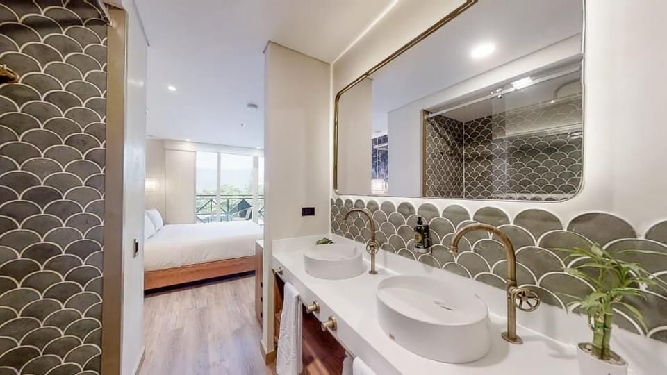 Double Room, Balcony, City View | Bathroom | Hair dryer, towels, toilet paper