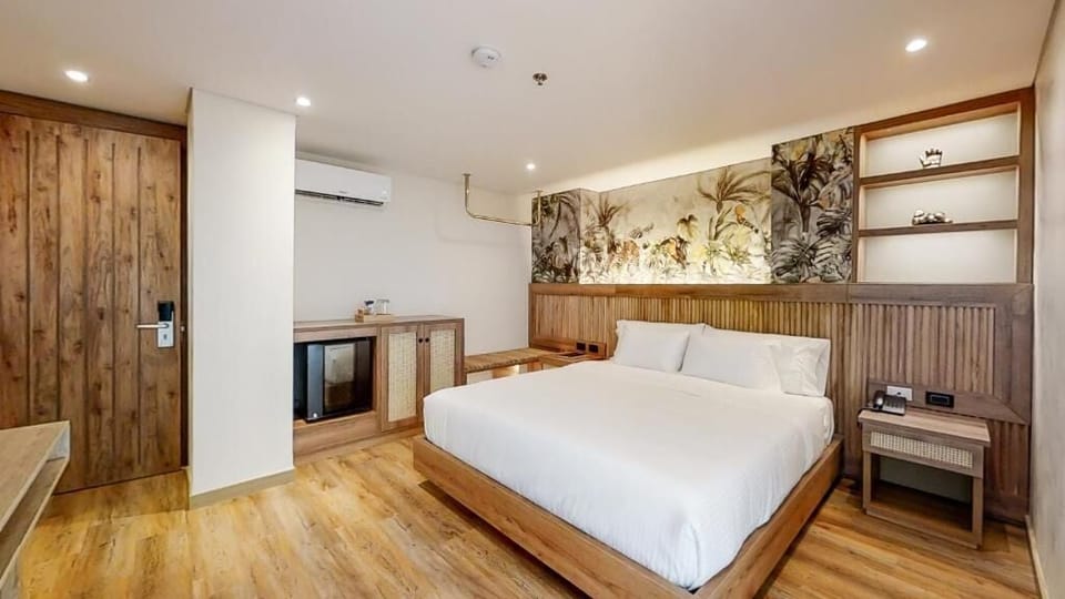 Deluxe Double Room | In-room safe, iron/ironing board (on request), WiFi (free)