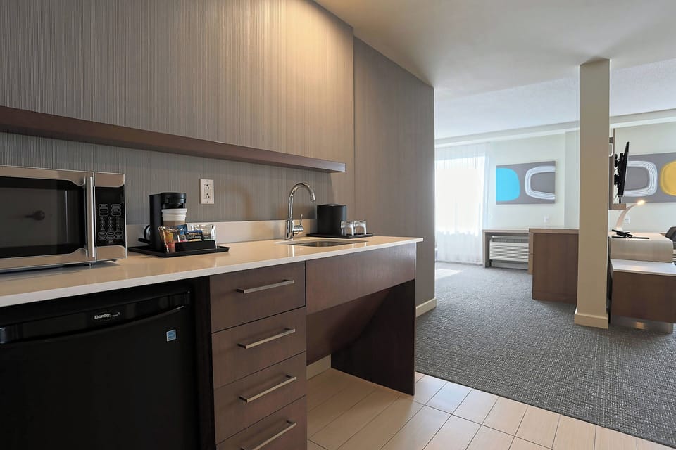 Suite, 1 King Bed with Sofa bed | Bar (on property)