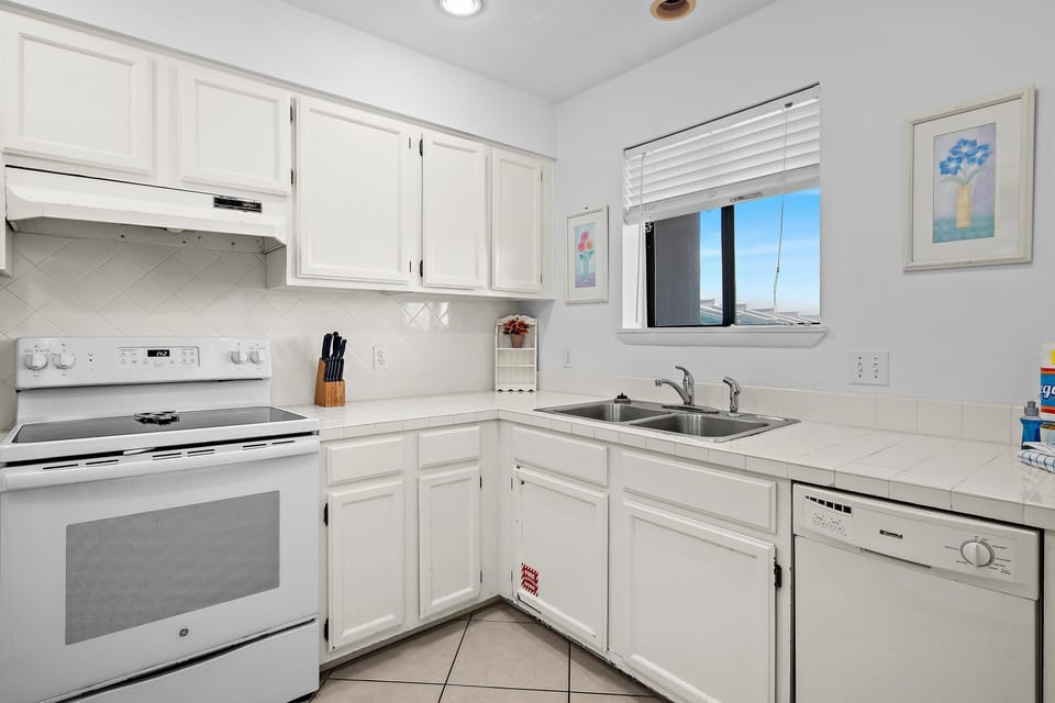 House, 1 King Bed (Gulf Winds East #7) | Private kitchen