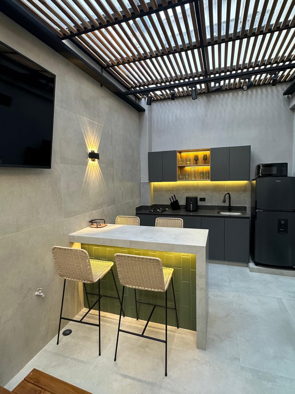 Deluxe Apartment | Private kitchen | Fridge, microwave, cookware/dishes/utensils