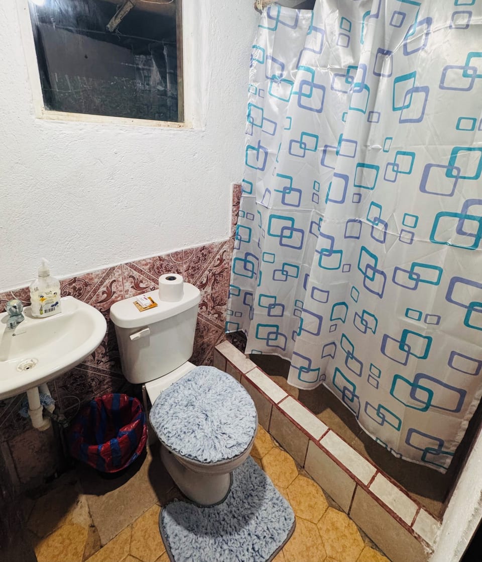 Basic Cabin | Bathroom