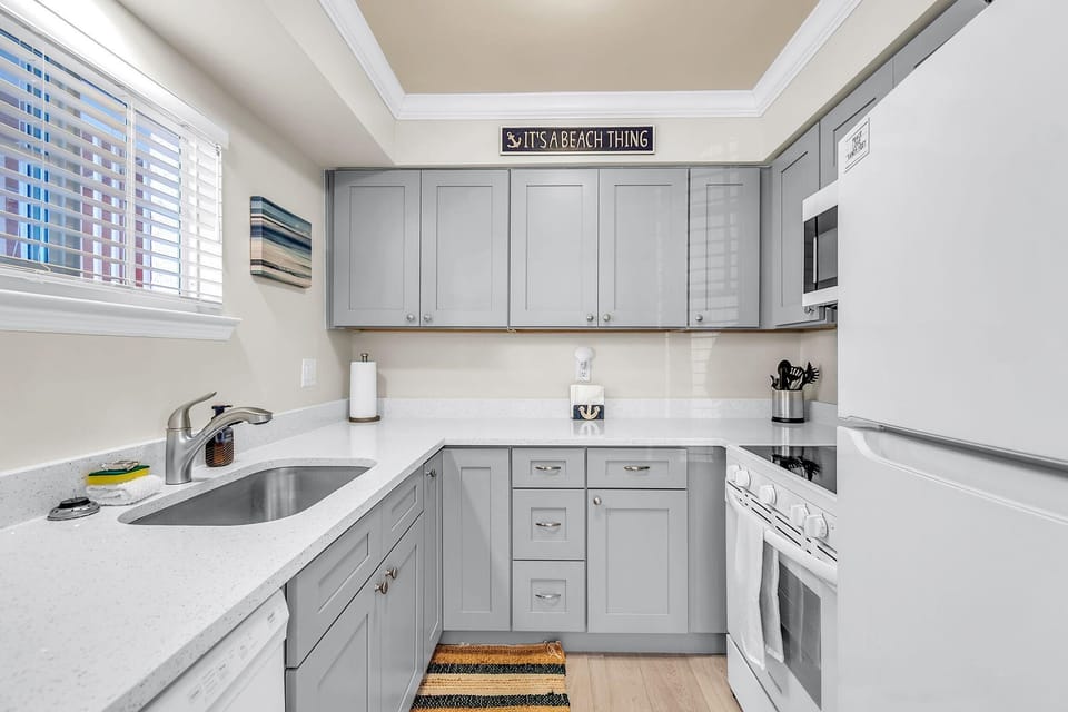 Condo, 1 Queen Bed with Sofa bed (Barefoot Beach Resort A105) | Private kitchen