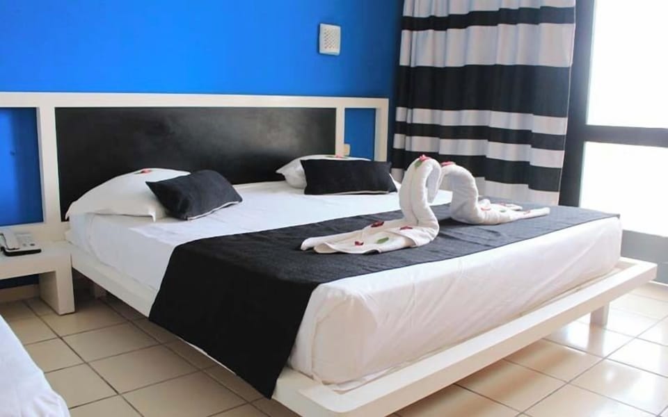 Standard Room | Bathroom | Combined shower/tub, free toiletries, hair dryer, towels