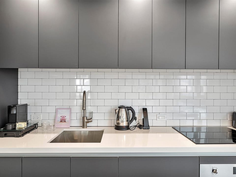 Comfort Condo, Bay View | Private kitchen | Fridge, microwave, oven, stovetop