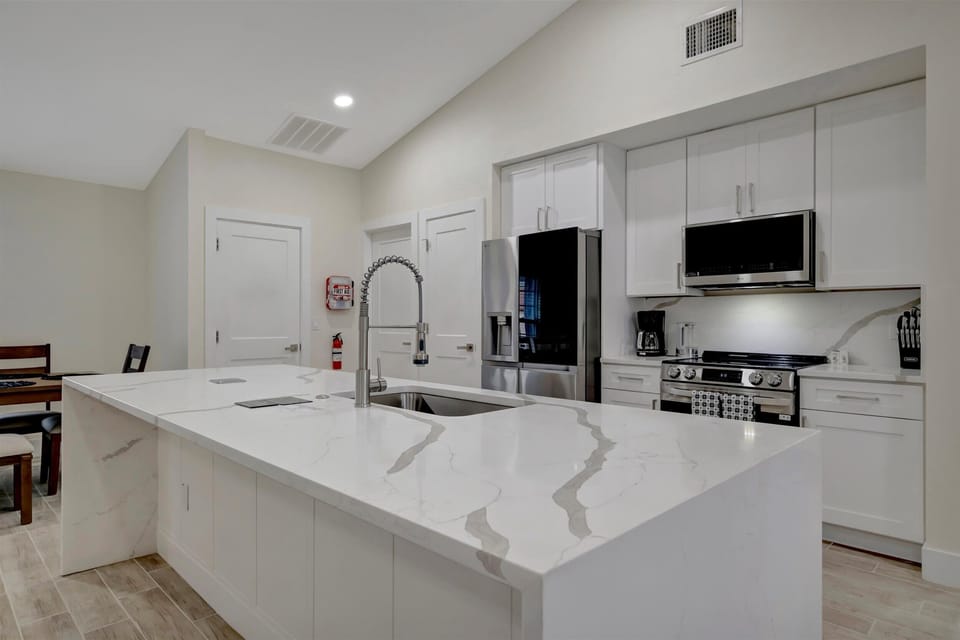 Family House, 5 Bedrooms, Private Pool | Private kitchen | Coffee/tea maker, electric kettle