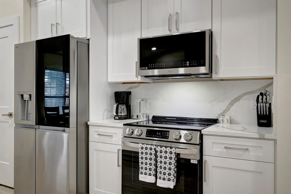 Family House, 5 Bedrooms, Private Pool | Private kitchen | Coffee/tea maker, electric kettle