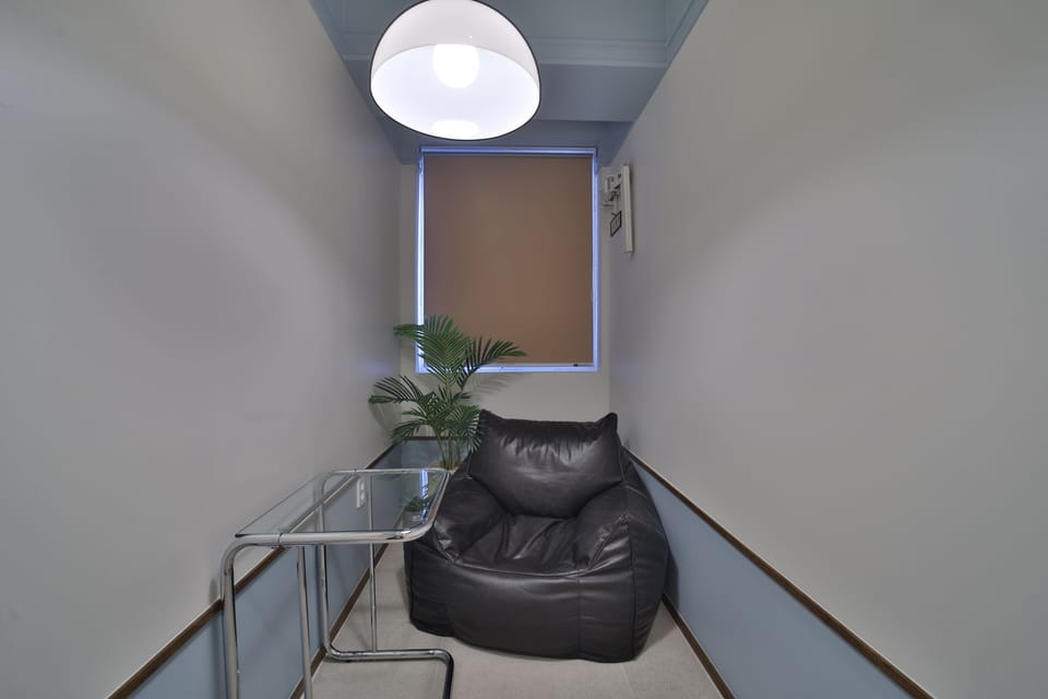 Deluxe Mid-Century - Jacuzzi | Living area | Computer monitors, printers