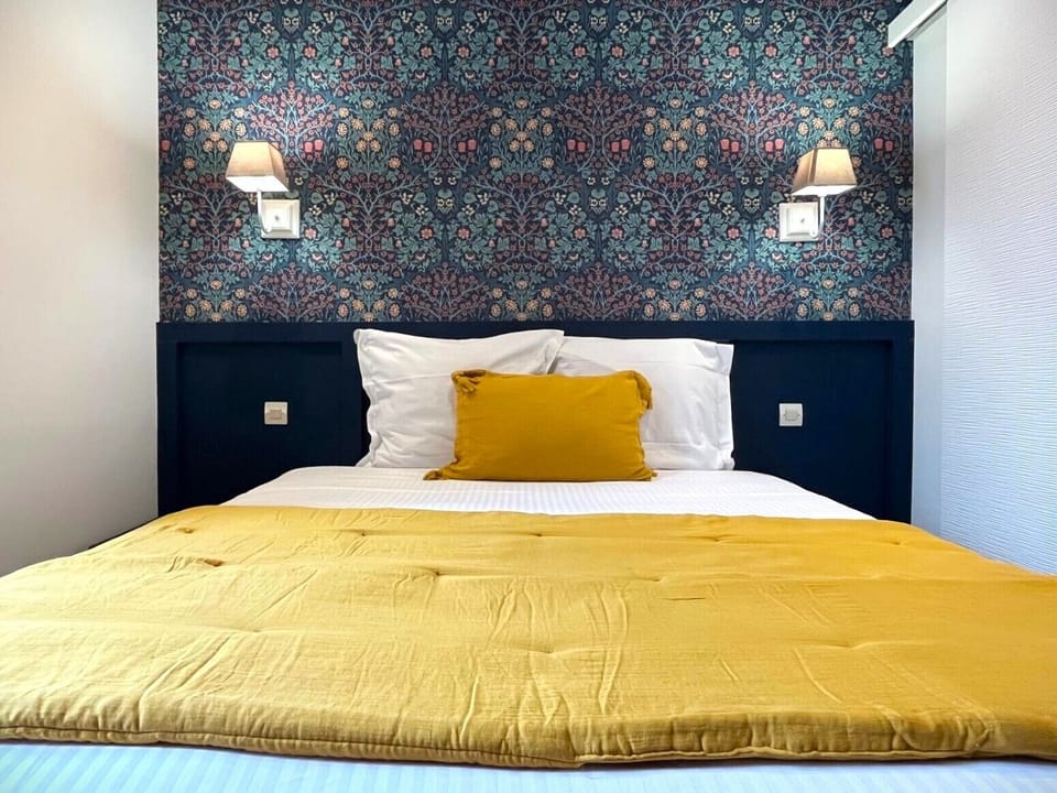 Comfort Double Room, Courtyard View | Iron/ironing board, free WiFi