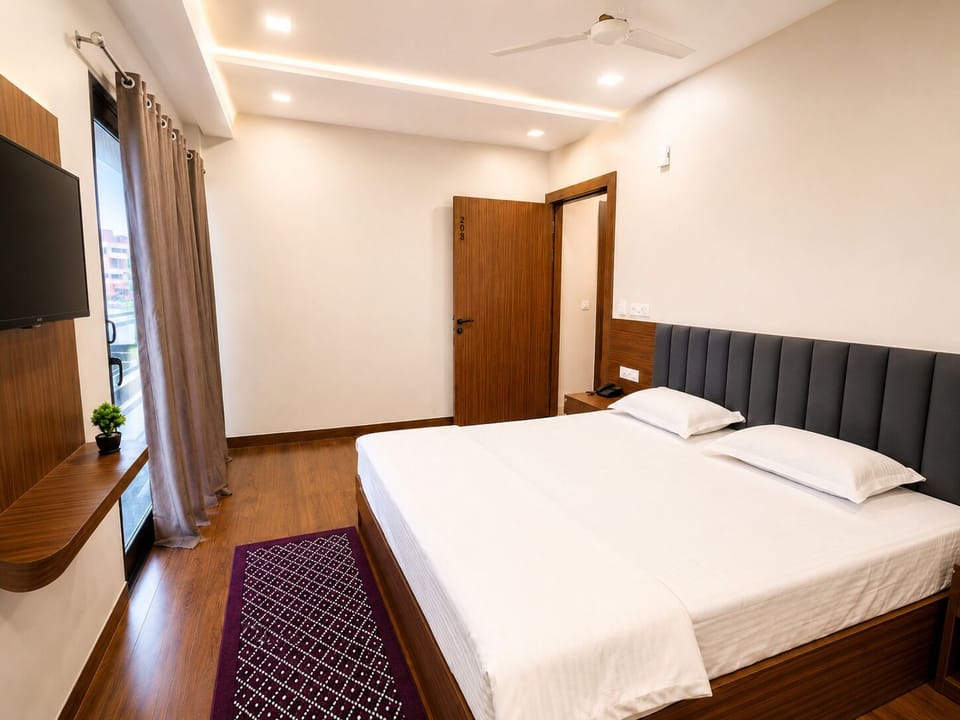 Deluxe Room, Balcony | Iron/ironing board