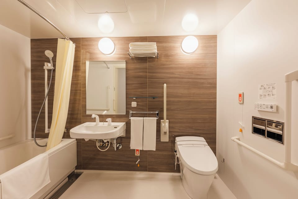 Universal Twin Room, Non Smoking | Bathroom | Combined shower/tub, hair dryer, towels, soap