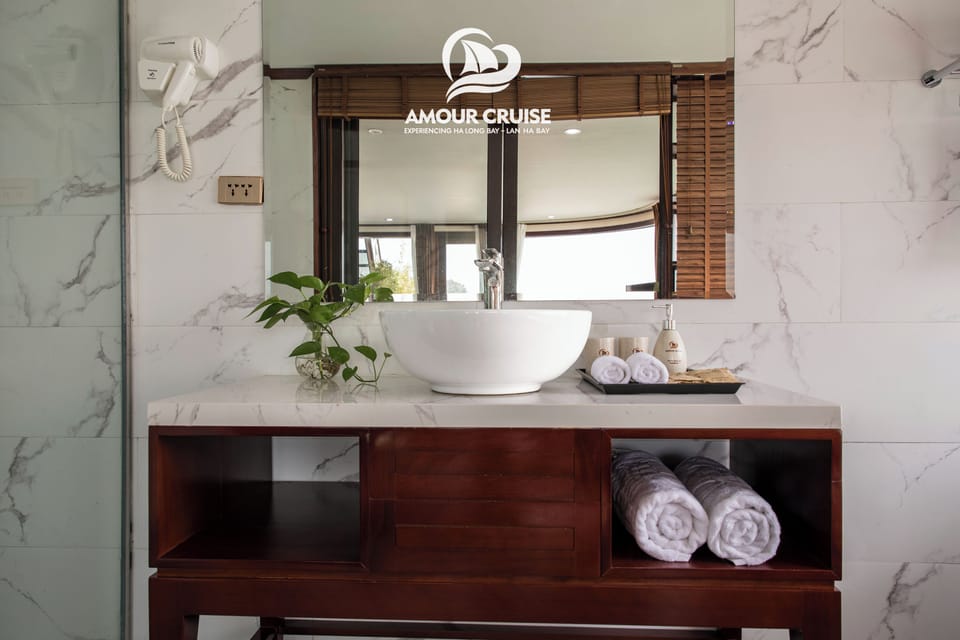 Executive Suite Sea View with Private Balcony | Bathroom | Separate tub and shower, hair dryer, slippers, towels