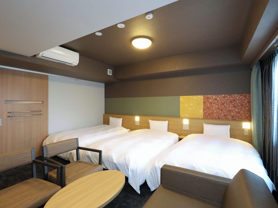 In-room safe, WiFi (free), bed sheets