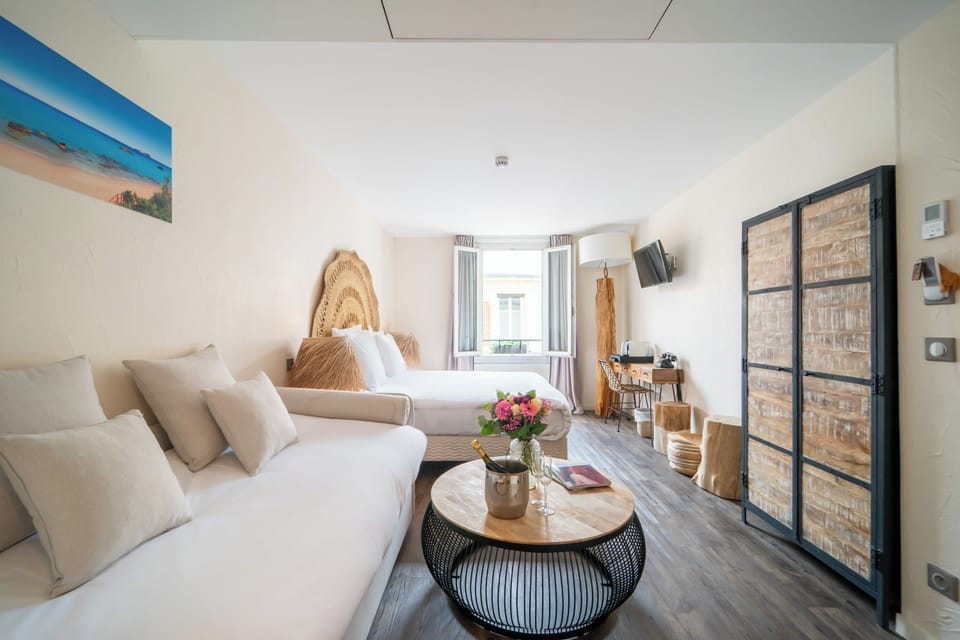 Suite | In-room safe, individually decorated, desk, soundproofing