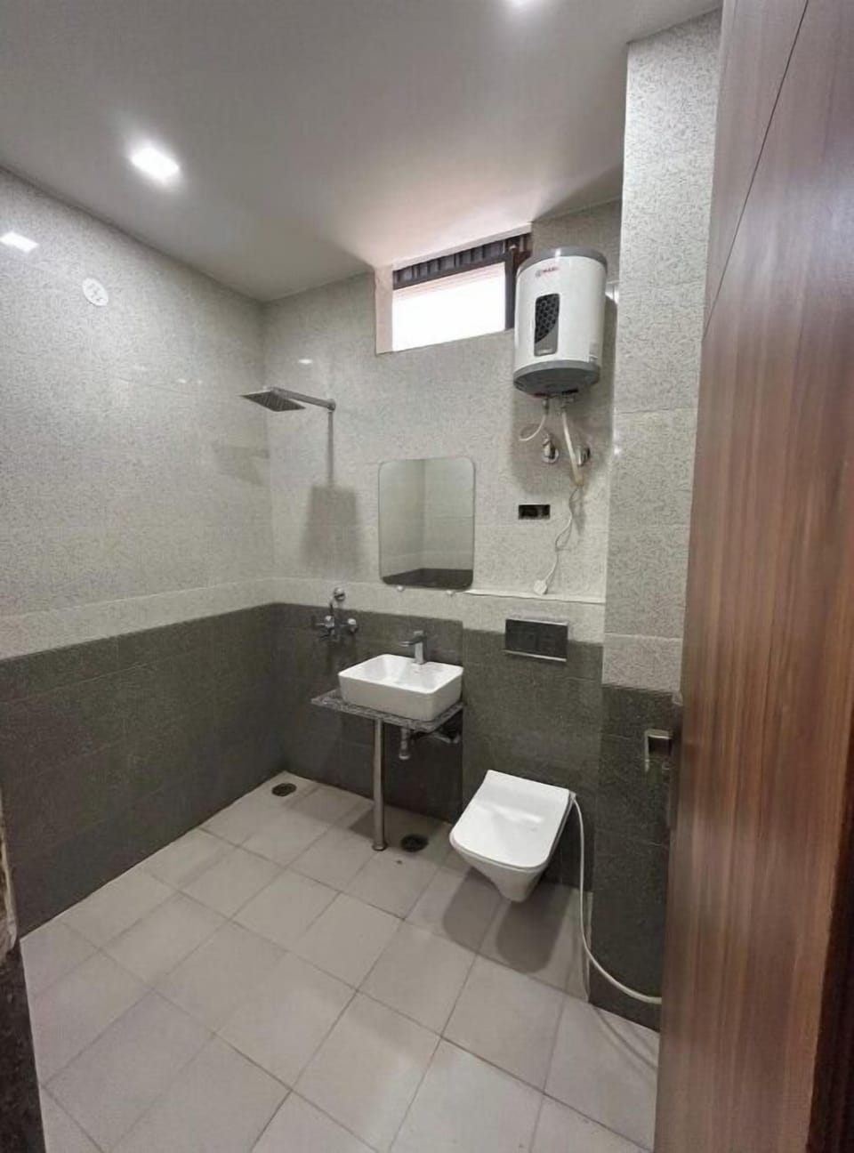 Deluxe Room | Bathroom | Shower, free toiletries, towels, soap