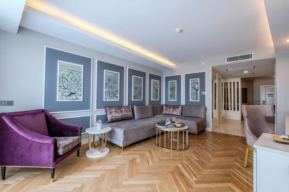 Superior Suite, Sea View | Free minibar, in-room safe, desk, free WiFi