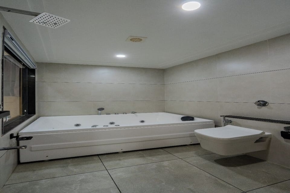 Diamond Room | Bathroom | Free toiletries, towels, soap, shampoo