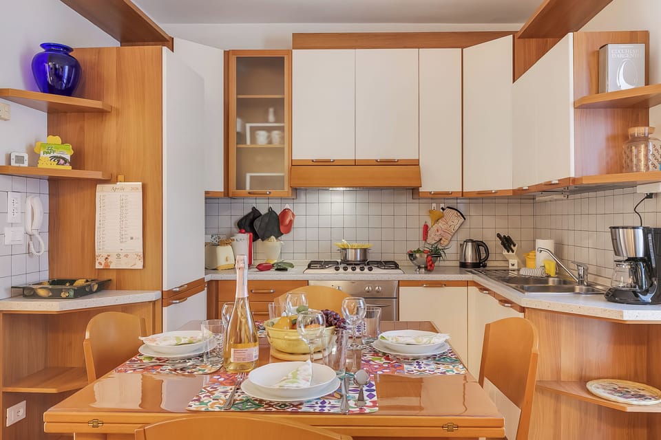 Standard Apartment, 2 Bedrooms, Balcony (Kirribilli House - Central Nago) | Dining