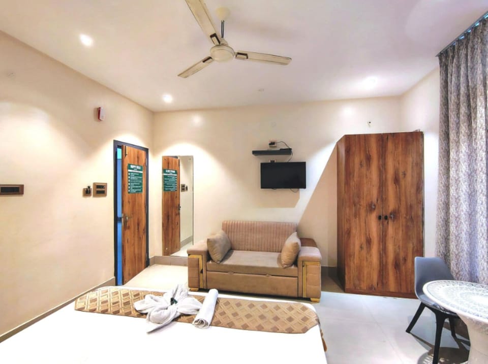 Deluxe Double Room, City View | Interior