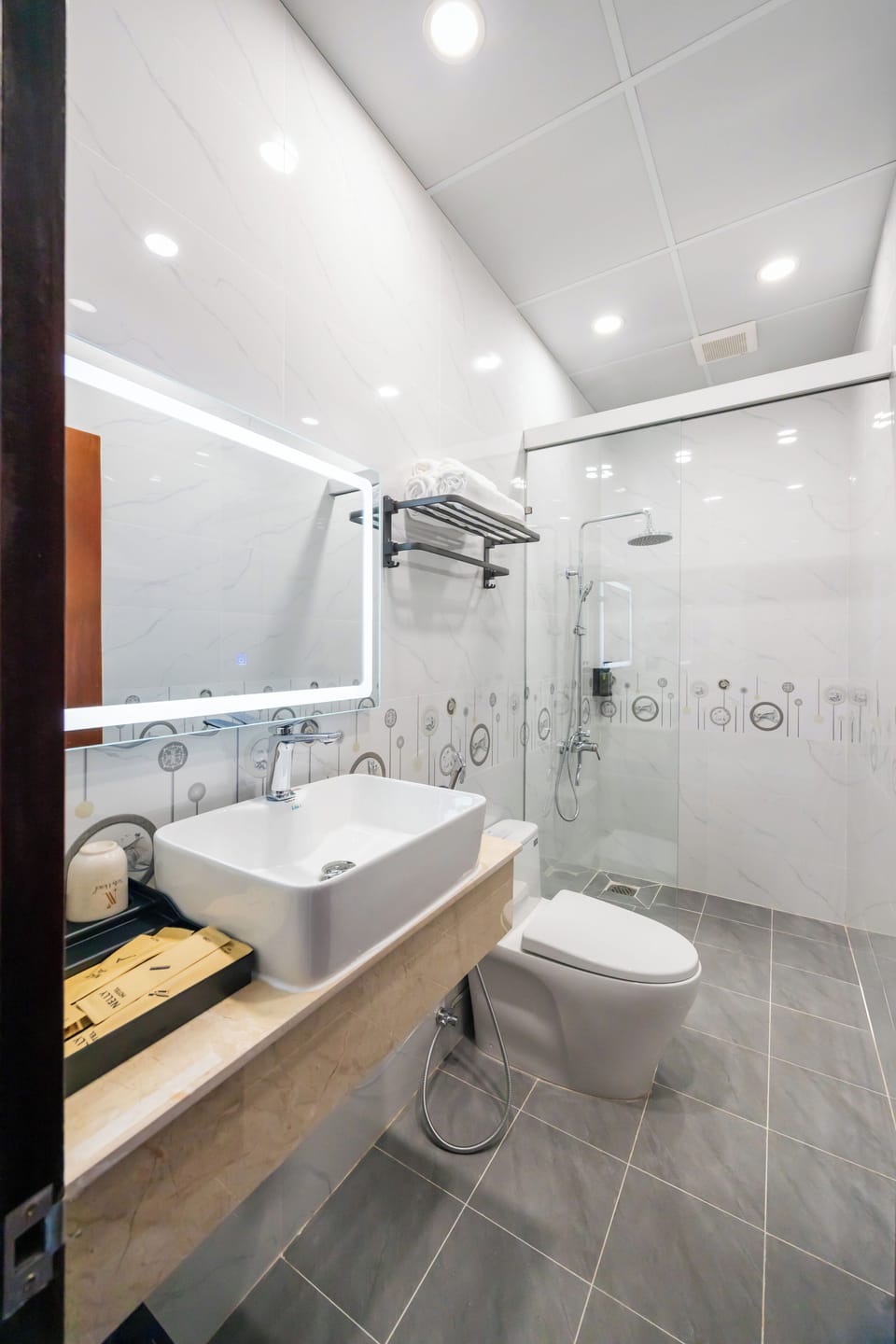 Elite Double Room, City View | Bathroom | Shower, hydromassage showerhead, designer toiletries, hair dryer