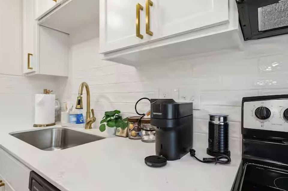Luxury House, 2 Bedrooms, Non Smoking, Pets Not Allowed | Private kitchen | Coffee/tea maker, full-size fridge, microwave, oven