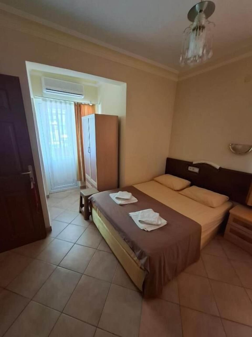 Laptop workspace, iron/ironing board, free WiFi