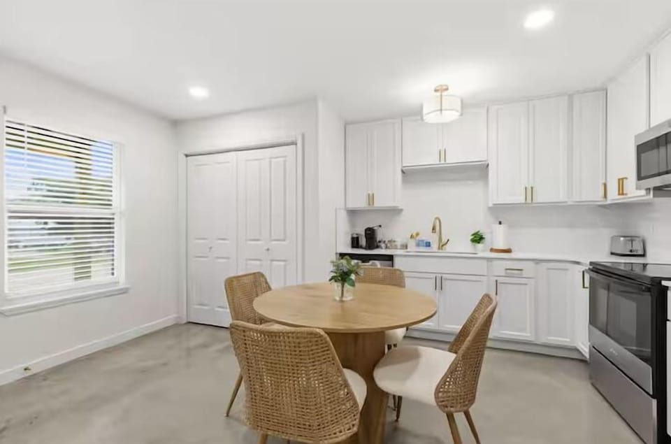 Luxury House, 3 Bedrooms, Non Smoking, Pets Allowed | Private kitchen | Coffee/tea maker, full-size fridge, microwave, oven