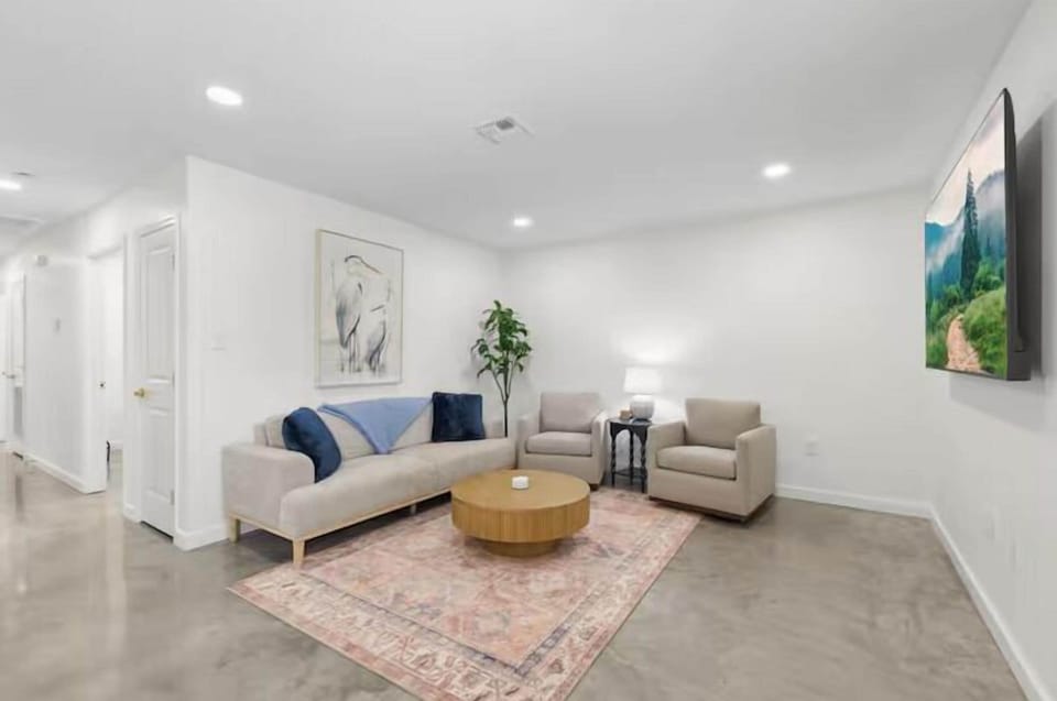 Luxury House, 3 Bedrooms, Non Smoking, Pets Allowed | Living area | Smart TV