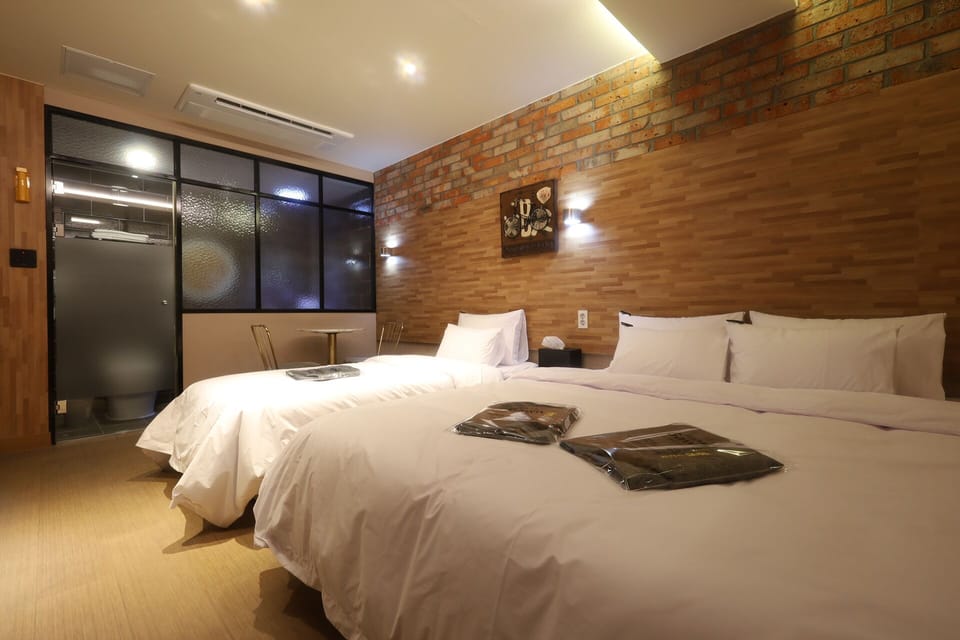 Business Twin Room | Laptop workspace, soundproofing, free WiFi