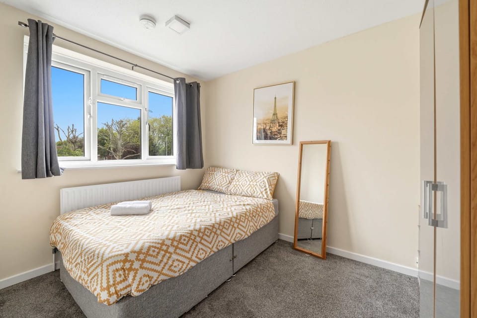 Charming House With Garden in Aylesbury House in Aylesbury
