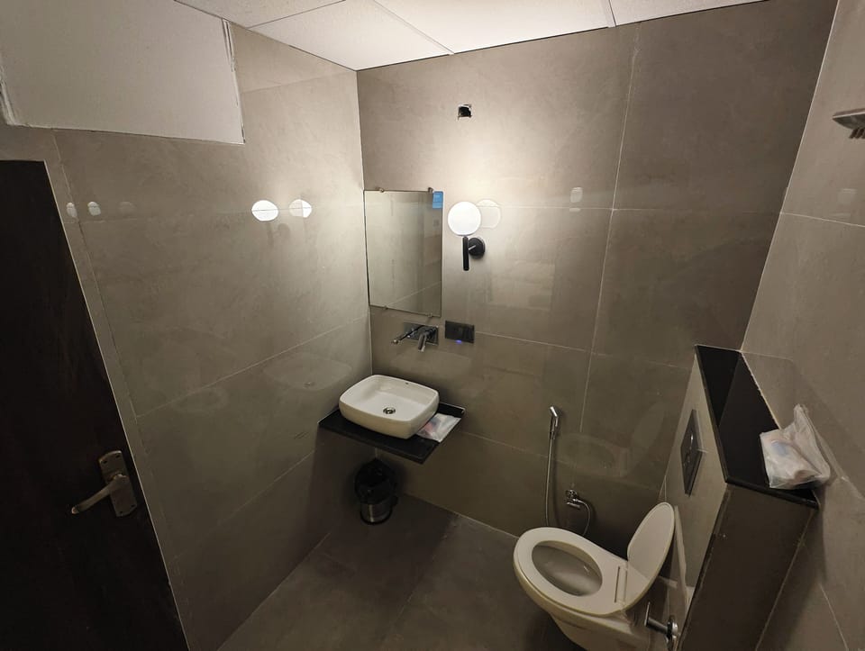Deluxe Double Room | Bathroom | Shower, towels, soap, shampoo