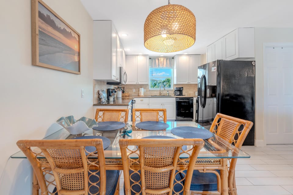House, Multiple Beds (Sunni Kai) | Dining